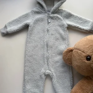 Pijama con capucha color gris